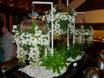 Hotel Abendessen Blumenschmuck am Buffet (TH).